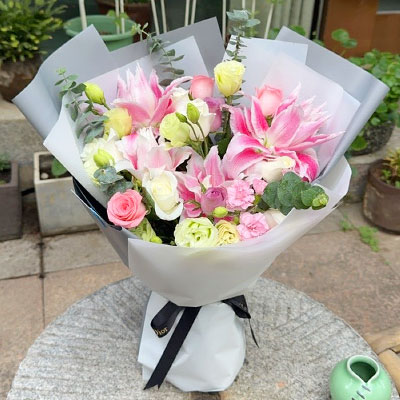 达州9朵玫瑰混搭百合，爱恋纯真无邪